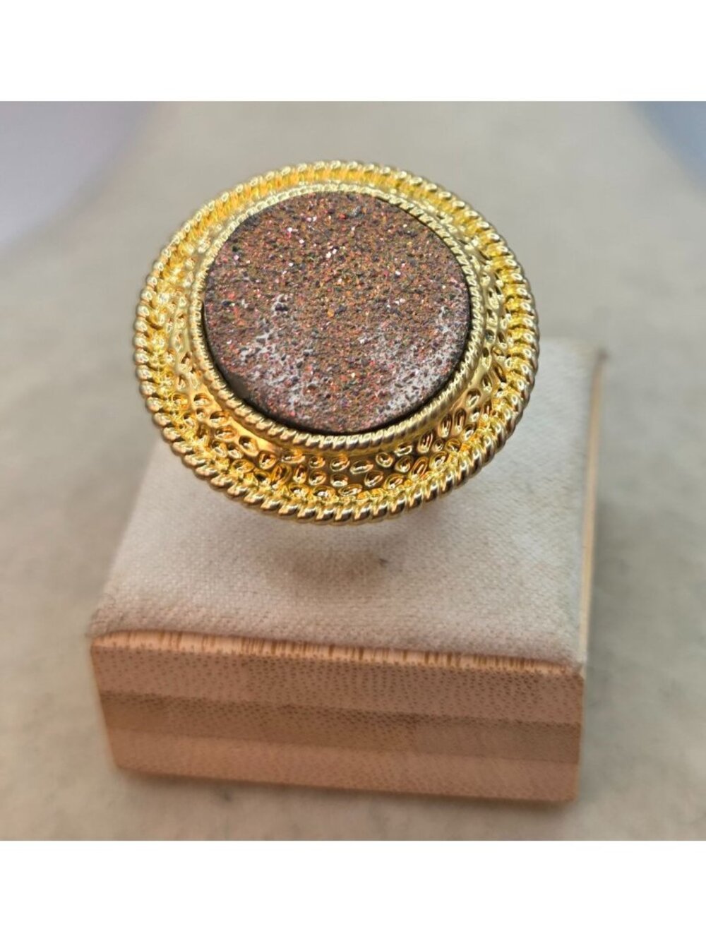 Vintage Gold-Tone Ring With Glittering Stone Accent Size 7